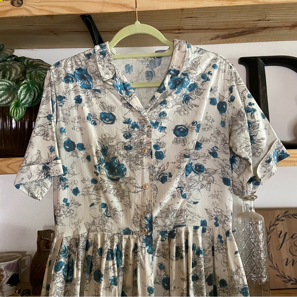 Vintage 1950s blue and white mid century floral fit and flare dress - Picture 2 of 6